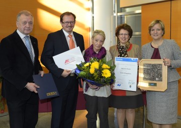 Dr. Franz Wiedersich (Direktor der Wirtschaftskammer NÖ), Kammerrat Rudolf Silvan (AK NÖ und Landesstellenausschussvorsitzender AUVA-Landesstelle Wien), Preisträgerin Hermine Hroch, Mag. Friederike Lackenbauer (Direktorin der AUVA-Landesstelle Wien), Landesrätin Mag. Barbara Schwarz (v.l.n.r.)