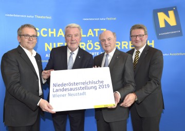 Freuen sich auf die Landesausstellung 2019 in Wiener Neustadt und der umliegenden Region: Kurt Farasin, Leiter der Niederösterreichischen Landesausstellung, Wiener Neustadts Bürgermeister Mag. Klaus Schneeberger, Landeshauptmann Dr. Erwin Pröll und Mag. Hermann Dikowitsch, Leiter der Gruppe Kultur, Wissenschaft und Unterricht. (v.l.n.r.)