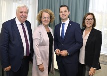 (v.l.n.r.): Bildungsdirektor Johann Heuras, Bildungs-Landesrätin Christiane Teschl-Hofmeister, der neue Bildungsdirektor Karl Fritthum und Brigitte Schuckert (Leiterin des Bereichs Pädagogischer Dienst Bildungsdirektion NÖ)