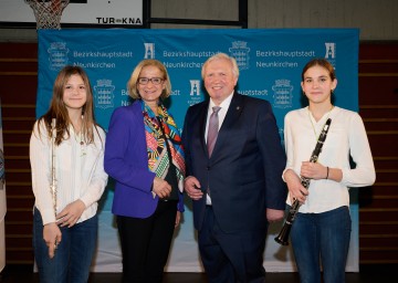 Landeshauptfrau Johanna Mikl-Leitner und Bürgermeister Herbert Osterbauer, flankiert von den Schülerinnen Leonie Zisterer (li.) und Katharina Jusinger (re.) von der MS Neunkirchen.