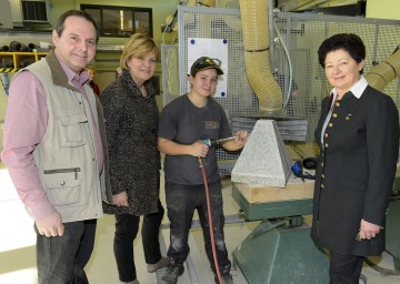 Im Bild von links nach rechts: Dipl. Päd. Franz Rabl, Landesrätin Barbara Schwarz und Direktorin Gertrude Marek bei den Lehrlingen in der Steinmetzwerkstatt an der Landesberufsschule Eggenburg