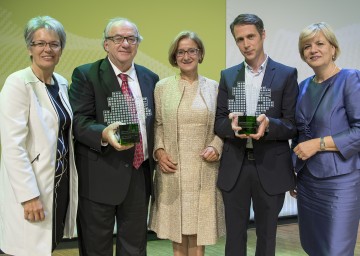 Die Würdigungspreise sind die höchsten Auszeichnungen, die im Zuge der Wissenschaftsgala vergeben werden. Im Bild von links nach rechts: Landesrätin Petra Bohuslav, Preisträger Michael Brainin, Landeshauptfrau Johanna Mikl-Leitner, Preisträger Carl-Philipp Heisenberg und Landesrätin Barbara Schwarz.