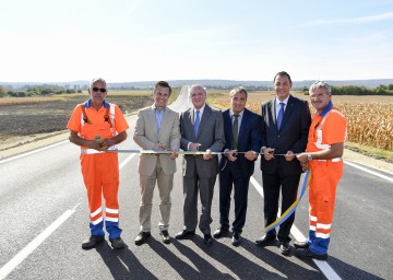 Offizielle Verkehrsfreigabe der Bahnüberführung in Bruck im Zuge der L163: Geschäftsbereichsleiter der ÖBB-Infrastruktur AG Mag. Franz Hammerschmid, Landeshauptmann Dr. Erwin Pröll, Bürgermeister Richard Hemmer und Straßenbaudirektor DI Josef Decker. (v.l.n.r.)