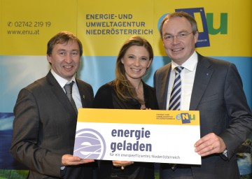 in Jahr NÖ Energie-Effizienz-Gesetz:  Dr. Herbert Greisberger (Geschäftsführer der Energie- und Umweltagentur NÖ), Dr. Christa Kummer und  Landesrat Dr. Stephan Pernkopf zogen gemeinsam mit 240 Gemeindevertreterinnen und Gemeindevertretern eine positive Bilanz (v.l.n.r.).