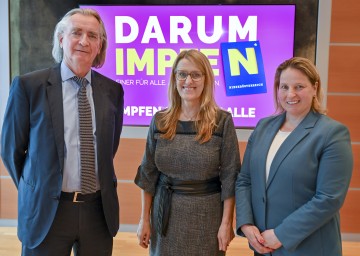Professor Karl Zwiauer vom Nationalen Impfgremium, Landesrätin Ulrike Königsberger-Ludwig und NÖ Sanitätsdirektorin-Stellvertreterin Dr. Regina Klenk (v.l.n.r.) informierten über die Bedeutung von Routineimpfungen.