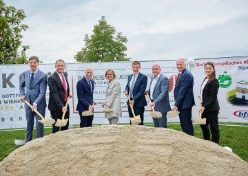 Bürgermeister Franz Göd, bfi NÖ Vorstandsvorsitzender Christian Farthofer, Bundesminister Martin Kocher, Landeshauptfrau Johanna Mikl-Leitner,  AMS NÖ Landesgeschäftsführer Sven Hergovich, Arbeiterkammer NÖ-Präsident Markus Wieser,  LH-Stellvertreter Franz Schnabl und Martina Reicher von der Windkraft Simonsfeld AG (v.l.n.r.) freuen sich auf das neue Ausbildungszentrum für Klimaberufe in Sigmundsherberg.
