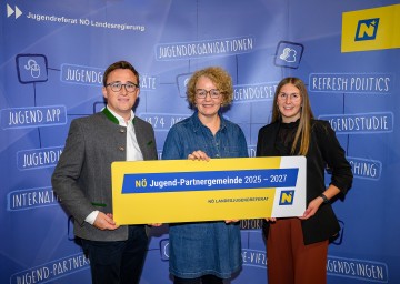 (v.l.n.r.) Jugend-Gemeinderat Thomas Pirkner aus Mönichkirchen, Jugend-Landesrätin Christiane Teschl-Hofmeister und Jugend-Gemeinderätin Alina Schrenk aus Groß Gerungs.