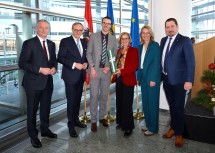 Rene Schütz, Sachgebietsleiter in der Abteilung Umwelt- und Energiewirtschaft (3. v. l.) mit Landesamtsdirektor-Stellvertreter Gerhard Dafert, Landesamtsdirektor Werner Trock, Landeshauptfrau Johanna Mikl-Leitner, Elisabeth Punesch (RU3) und LPV-Obmann Hans Zöhling.