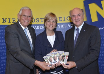 Landeshauptmann Dr. Erwin Pröll, Landesrätin Mag. Barbara Schwarz und IMC-Geschäftsführer Dr. h.c. Heinz Boyer (von rechts) präsentierten die Erste Niederösterreichische SeniorInnen-Uni, die im Herbst in Krems ihren Betrieb aufnehmen wird.