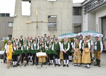 Landeshauptfrau Johanna Mikl-Leitner im Kreis der Stadtkapelle Langenlois, die die Jubiläumsfeier musikalisch begleitet hat.