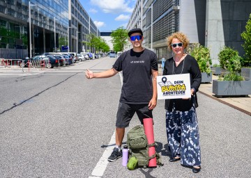 Lukas Schneider von der Jugend:info NÖ und Jugend-Landesrätin Christiane Teschl-Hofmeister informieren zum Projekt "Dein Europa:Abenteuer" 