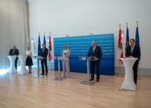 Bei der Pressekonferenz im Landhaus (v. l.): Christoph Badelt, Stefanie Burkhart, Landesrat Gottfried Waldhäusl, Landeshauptfrau Johanna Mikl-Leitner, LH-Stellvertreter Franz Schnabl und Peter Filzmaier.