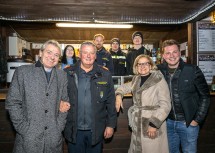 (v.l.) Helge Haslinger (Vorstandsdirektor Sparkasse NÖ Mitte), Landesfeuerwehrkommandant Dietmar Fahrafellner, Landeshauptfrau Johanna Mikl-Leitner und Bundesrat Florian Krumböck bei einem der zahlreichen Stände, deren Erlös für die Anschaffung neuer Gerätschaften verwendet wird.