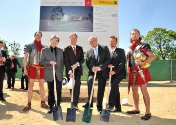 Beim Spatenstich für das neue Besucherzentrum in Carnuntum: Architekt DI Reinhardt Gallister, Geschäftsführer Dr. Markus Wachter, Landeshauptmann Dr. Erwin Pröll und der wissenschaftliche Leiter Mag. Franz Humer.