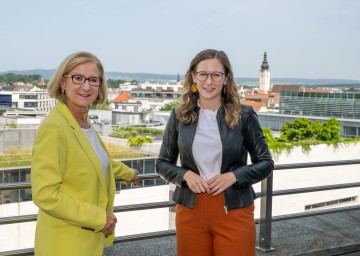 Landeshauptfrau Johanna Mikl-Leitner und Staatssekretärin Claudia Plakolm plädieren für ein Bündel an Maßnahmen, damit junge Menschen auch in Zukunft die Möglichkeit haben, sich Eigentum zu schaffen.