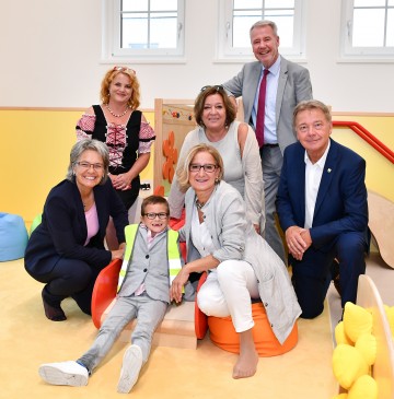 Eröffnung Landeskindergarten in Haschendorf mit Landesrätin Petra Bohuslav, Helga Weitzer von der Kindergruppe Zwergenmützchen, einem Kindergartenkind, Landeshauptfrau Johanna Mikl-Leitner, der 3. Präsidentin des NÖ Landtages Karin Renner, dem Wiener Neustädter Bürgermeister Klaus Schneeberger und Alfredo Rosenmaier, Bürgermeister von Ebenfurth (v.l.n.r.)