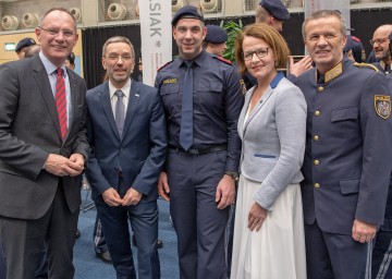 Von links nach rechts: Zweiter Landtagspräsident Gerhard Karner, Innenminister Herbert Kickl, Absolvent und Schulsprecher Inspektor Robert Riegler (NÖ), Landesrätin Christiane Teschl-Hofmeister und LPD-Stv. Popp gratulierten den 282 Polizistinnen und Polizisten im Rahmen des Festaktes zum erfolgreichen Lehrgangsabschluss 