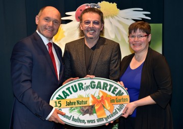 Im Bild von links nach rechts: Landeshauptmann-Stellvertreter Mag. Wolfgang Sobotka, Dr. Kurt Mündl, Christa Lackner von „Natur im Garten“