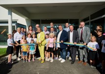 Bei der Eröffnung der neuen Volks- und Musikschule in Münchendorf mit u. a. Landeshauptfrau Johanna Mikl-Leitner, Direktorin Petra Bauer (2.v.l.), Bürgermeister Josef Ehrenberger (mitte), Landtagsabgeordneten Klubobmann Hannes Weninger (5.v.r.) und Landtagsabgeordneten Wolfgang Kocevar (4. v.r.).