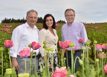 Ing. Gerhard Zinner, Geschäftsführer von Waldland, MEP Elisabeth Köstinger und Landesrat Dr. Stephan Pernkopf präsentierten mitten in einem Mohnfeld bei Kleinschönau die Produktionsvielfalt im Waldviertel (von links nach rechts).