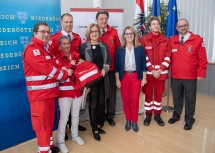 Landeshauptfrau Johanna Mikl-Leitner, Rot Kreuz-Präsident Josef Schmoll und Landesrätin Ulrike Königsberger-Ludwig mit Mitarbeitern des Roten Kreuzes NÖ.