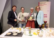 Staatssekretärin Susanne Kraus-Winkler (li.) und Landeshauptfrau Johanna Mikl-Leitner (re.) am Stand von „Schafkäse Raser aus Pachfurth.