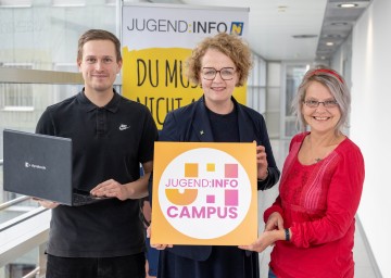 Im Bild von links nach rechts: Lukas, Jugend-Landesrätin Christiane Teschl-Hofmeister und Elke