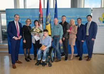 (v.l.n.r.:) Raiffeisen-Generalsekretär Clemens-Wolfgang Niedrist, Landeshauptfrau Johanna Mikl-Leitner, Familie Gindl, Teamkapitän Toni Pfeffer, Edi Roch, Sportlicher Leiter des Club Niederösterreich und Club Niederösterreich-Präsident Paul Nemecek.