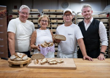 (v.l.) Wolfgang Hager (Geschäftsführer Bäckerei Hager GmbH & Co KG), Landeshauptfrau Johanna Mikl-Leitner, Produktionsleiter Mario Takats und Alexander Hager.