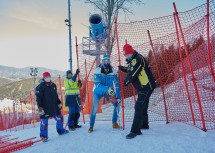 Landesrat Jochen Danninger (2. v.r.) legt bei den Vorbereitungsarbeiten Hand an.