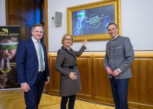 20 Jahre Weinviertel DAC in der Wiener Hofburg: der österreichische Weinbaupräsident Johannes Schmuckenschlager, Landeshauptfrau Johanna Mikl-Leitner und Landesrat Jochen Danninger (v.l.n.r.)