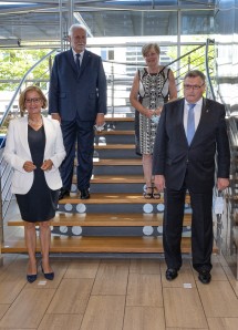 vorne Landeshauptfrau Johanna Mikl-Leitner und Kreishauptmann Jiri Behounek (Vysocina), hinten: Kreishauptmann Bohumil Simek (Südmähren) und Kreishauptrau Ivana Straska (Südböhmen).