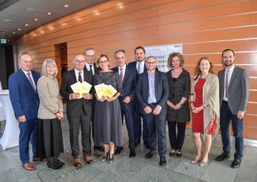 Landeshauptfrau Johanna Mikl-Leitner (5. v. l.) begrüßte die Tagungsteilnehmerinnen und Tagungsteilnehmer im NÖ Landhaus. Weiters im Bild u. a. Peter Bußjäger vom Institut für Föderalismus (3. v. l.), Landesamtsdirektor Werner Trock (4. v. l.) und der Vorsitzende der Vereinigung der österreichischen Bezirkshauptleute, der St. Pölten Bezirkshauptmann Josef Kronister (6. v. l.).