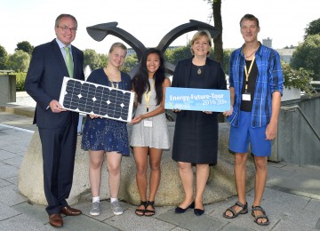 \"Energy Future Tour\"-Startschuss: Energie-Landesrat Dr. Stephan Pernkopf (l.) und Landesrätin Mag. Barbara Schwarz (4.v.l.) mit den Tourteilnehmern Pia Hengge (Deutschland, Niederbayern), Tina Tran (Oberösterreich) und Jan Sika (Tschechien, Pilsen). (v.l.n.r.)