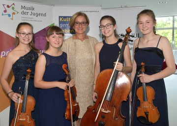 Das preisgekrönte "Benigna Quartett" ließ das Festspielhaus St. Pölten beim Bundespreisträgerkonzert "prima la musika" erklingen. Im Bild Katja Lomoschitz, Valerie Ettenauer, Landeshauptfrau Johanna Mikl-Leitner, Johanna Lomoschitz und Katharina Auer (v.l.n.r.)