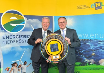 Der Sonderpreis „Sonnenmeister“ für den größten Zuwachs an Photovoltaik-Anlagen binnen eines Jahres ging an Wiener Neustadt: Bürgermeister Mag. Klaus Schneeberger und Energie-Landesrat Dr. Stephan Pernkopf. (v.l.n.r.)