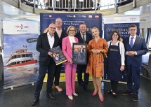 (v.l.n.r.) Veranstalter Wolfgang Übl, Geschäftsführer DDSG Blue Danube Wolfgang Fischer, Landeshauptfrau Johanna Mikl-Leitner, Opernsänger Andreas Schager, Geigerin Lidia Baich, Haubenköchin Jaqueline Pfeiffer und Tullns Bürgermeister Peter Eisenschenk.