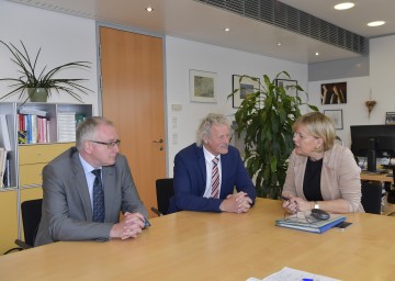 Im Bild von links nachts rechts: Otto Huber (Leiter der Gruppe Gesundheit und Soziales beim Amt der NÖ Landesregierung), Direktor Dietmar Stockinger (Obmann der ARGE Heime) und Landesrätin Barbara Schwarz bei den Verhandlungen im Pflegebereich