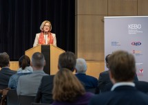 Landeshauptfrau Johanna Mikl-Leitner bei ihrer Festrede anlässlich 50 Jahre KEBÖ im Europahaus Wien.