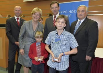 DI Claus Zeppelzauer von der ecoplus,  LR Mag. Barbara Schwarz,  Mag. Nikolai de Arnoldi von der HYPO NOE Gruppe und Landesschulinspektor HR Mag. Rainer Ristl (vlnr) gratulierten Daniel Giendl (li) und Manuel Adrian Schweigler (re) zu ihren Erfolgen beim \"Känguru der Mathematik 2013\".