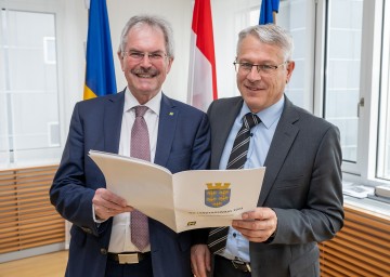 (v.l.) Landtagspräsident Karl Wilfing und Peter Anerinhof, Leiter der Abt. Wahlen.