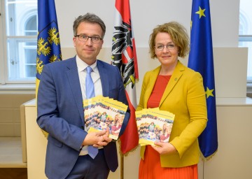 AMS-Vorstand Johannes Kopf und Landesrätin Christiane Teschl-Hofmeister bei der Pressekonferenz im Palais NÖ.