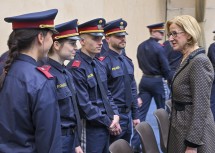 Landeshauptfrau Johanna Mikl-Leitner im Gespräch mit jungen Polizistinnen und Polizisten.