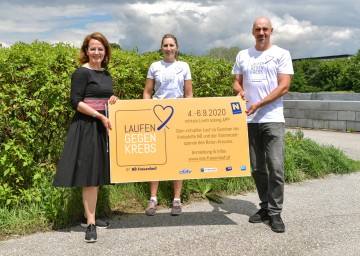 Frauen-Landesrätin Christiane Teschl-Hofmeister, Läuferin Julia Göschelbauer, Veranstalter Christian Kohl.