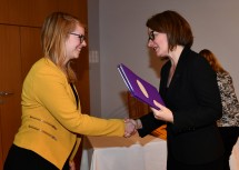 Sozial-Landesrätin Christiane Teschl-Hofmeister gratuliert DGKP Erika Gössnitzer