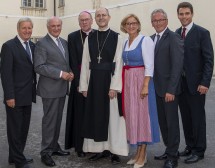 Abtweihe im Zisterzienserstift Lilienfeld. Im Bild von links nach rechts: Bürgermeister Wolfgang Labenbacher, Landeshauptmann a. D. Erwin Pröll, Diözesanbischof Alois Schwarz, Abt Pius Maurer, Landeshauptfrau Johanna Mikl-Leitner, Bundesratspräsident Karl Bader und Vizebürgermeister Manuel Aichberger