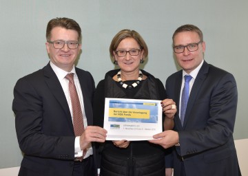 Landeshauptmannstellvertreterin Mag. Johanna Mikl-Leitner, flankiert von den FIBEG-Geschäftsführern Mag. Robert Piller und Mag. Johannes Kern (von links nach rechts), präsentierte die Jahresbilanz des NÖ Generationenfonds.