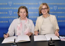 Unterzeichnung des Programms „Mehr für Niederösterreichs Wirtschaft“ durch Sonja Zwazl, Präsidentin der Wirtschaftskammer Niederösterreich, und Landeshauptfrau Johanna Mikl-Leitner (v.l.n.r.).