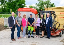 Im Bild von links nach rechts: NÖ Gemeindebund Präsident Johannes Pressl, Stadträtin Ute Reisinger, AMS Niederösterreich Landesgeschäftsführerin Sandra Kern, Wirtschaftshofmitarbeiter Jivita Ieremici und Teilnehmer beim Projekt „Jobchance“, Landesrätin Susanne Rosenkranz, Menschen & Arbeit Geschäftsführerin Claire-Sophie Mörsen sowie NÖ GVV-Präsident Rupert Dworak 