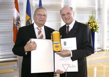 Hohe Landesauszeichnung für Josef Staudinger: Landeshauptmann Dr. Erwin Pröll überreichte dem AKNÖ-Präsidenten das Goldene Komturkreuz des Ehrenzeichens für Verdienste um das Bundesland Niederösterreich.